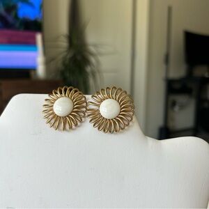 Vintage Emmons Gold wire and white button flower style round clip on earrings
